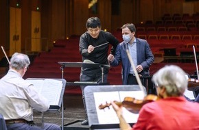 Deutscher Musikrat gGmbH: Forum Dirigieren: Hänsel und Gretel im Dirigierkurs - Fünf Nachwuchstalente leiten die Staatskapelle Weimar