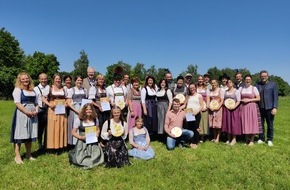 Allgäu GmbH: Bayerns herzlichste Ferienhöfe: 11 Allgäuer Ferienhöfe durch Staatsministerin Kaniber mit dem Goldenen Gockel ausgezeichnet