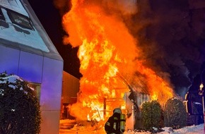 Freiwillige Feuerwehr Aurich: FW-AUR: Geb&auml;ude nach Durchz&uuml;ndung vollst&auml;ndig in Flammen
