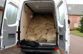 Polizeiinspektion Harburg: POL-WL: unförmige Reifen überführen Drogenkurier - Autobahnpolizei beschlagnahmt mehrere Tonnen Rauschgift