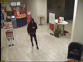 Hier versuchen diese beiden Jugendlichen, einen Geldautomaten aufzubrechen.