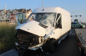 Polizei Düren: POL-DN: Unfall zwischen Lkw und Transporter