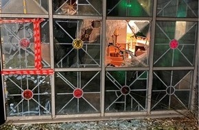 Polizei Mettmann: POL-ME: Unbekannte schlagen Kirchenfenster ein - Velbert - 2301110