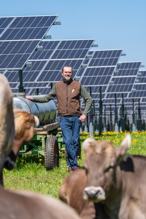 Energiewende bei Nestl&eacute; in Biessenhofen: mit neu er&ouml;ffneter Agri-Photovoltaic-Anlage auf der Kuhweide und W&auml;rmepumpen in die Zukunft