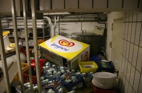 Feuerwehr Essen: FW-E: Land Unter in Steele, Wasserrohrbruch sorgt für überflutete Straßen und voll gelaufene Keller