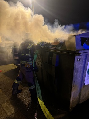 FW-EN: Unruhige Silvesternacht für die Feuerwehr - Balkonbrand im Eicklohweg und drei Altpapiercontainerbrände - Insgesamt 11 Einsätze