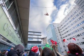 FW Stuttgart: Nikolaus-Aktion der Höhenrettung am Olgahospital - Klinikum Stuttgart