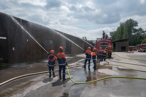 FW-OE: &quot;Edeltraud&quot; und &quot;Flori&quot; jetzt Mitglieder der Jugendfeuerwehr Lennestadt