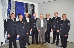 Freiwillige Feuerwehr Bedburg-Hau: FW-KLE: Bürgermeister Peter Driessen verleiht Ehrenzeichen