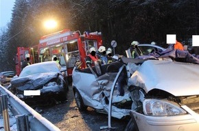 Polizeidirektion Wittlich: POL-PDWIL: Mehrere schwere Verkehrsunfälle in Folge Winterglätte