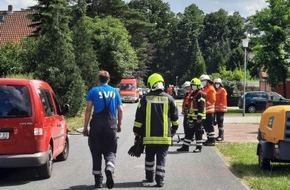 Feuerwehr Flotwedel: FW Flotwedel: Gasleitung bei Tiefbauarbeiten beschädigt