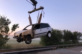 Polizeiinspektion Cuxhaven: POL-CUX: PKW brennt auf der Autobahn aus (Lichtbild in der Anlage)