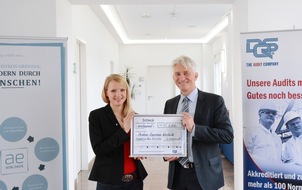 DQS Holding GmbH: DQS spendet f&uuml;r academic experience Worldwide