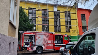 Feuerwehr Essen: FW-E: Arbeitsunfall auf Baustelle - Arbeiter stürzt in die Tiefe