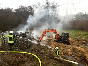 FW-EN: Großbrand und schwerer Verkehrsunfall - einsatzreicher Jahreswechsel für die Hattinger Feuerwehr