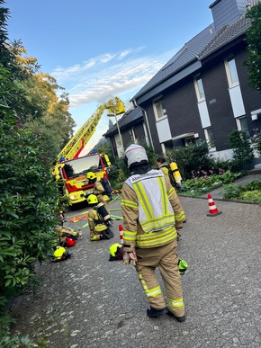 FW Ratingen: Dachstuhlbrand in Reihenhaus, Übergriff auf Nachbargebäude verhindert