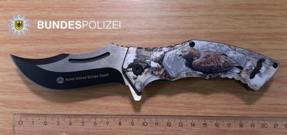 Bundespolizeidirektion Sankt Augustin: BPOL NRW: Bundespolizei kontrolliert Bahnreisenden und findet verbotenes Einhandmesser