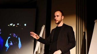 Andy Friday: Mag sie dich wirklich? Diese 10 Zeichen sprechen Bände