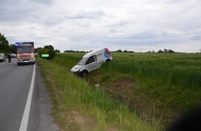 Kreispolizeibehörde Herford: POL-HF: Anhaltevorgang zu spät erkannt- Caddy rutscht in Graben