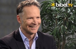 Bibel TV: "Bibel TV das Gespräch" strahlt 1.000. Folge aus / Moderator wechselt in Rolle des Studiogasts