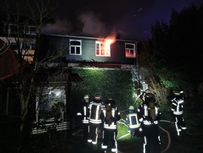 FW Datteln: Brennendes Gebäude im Hinterhof der Castroper Straße