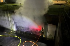 Feuerwehr Haan: FW-HAAN: Brand einer Großgarage
