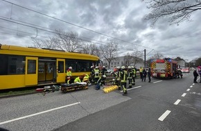 Feuerwehr Mülheim an der Ruhr: FW-MH: Person unter Straßenbahn! Es hätte viel schlimmer ausgehen können!