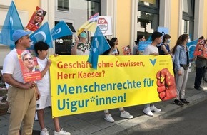 Gesellschaft für bedrohte Völker e.V. (GfbV): Menschenrechtsaktion vor Siemens-Zentrale in München: Überwachung, Unterdrückung und Zwangsarbeit in Xinjiang beenden