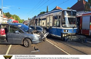 Feuerwehr München: FW-M: Tram kollidiert mit mehreren Fahrzeugen (Nymphenburg)