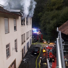 KFV-CW: Feuerwehr hat Dachstuhlbrand schnell gelöscht / Drei Verletzte - 300.000 Euro Schaden bei Großbrand