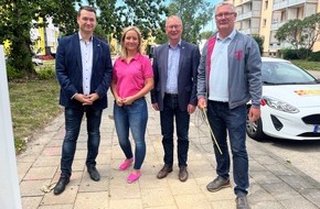 Deutsche Telekom AG: Im Plan: Oberbürgermeister Armin Schenk besucht Glasfaser-Baustelle der Telekom