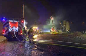 Feuerwehr Gladbeck: FW-GLA: Großbrand in Strohlagerhalle