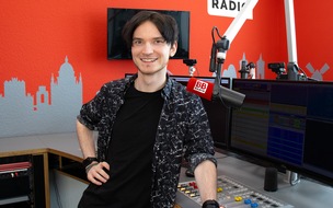 BB RADIO: BB RADIO-Moderator Cosmo H&auml;hnelt im Finale des Deutschen Radiopreises 2026