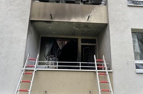 Feuerwehr Ratingen: FW Ratingen: Balkonbrand macht Wohnung unbewohnbar
