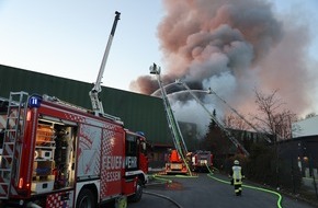 Feuerwehr Essen: FW-E: Möbellager in Vollbrand, Feuerwehr verhindert Übergreifen auf angrenzende Halle - keine Verletzten