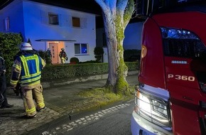 Freiwillige Feuerwehr Bad Salzuflen: FF Bad Salzuflen: Chemische Reaktion in einem Abfluss ruft Feuerwehr auf den Plan / Ein Mensch von Rettungsdienst betreut