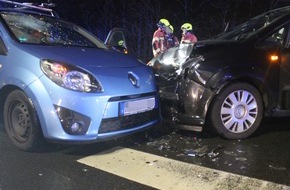 Polizei Mettmann: POL-ME: Drei Leichtverletzte nach Abbiegeunfall - Velbert - 2301052