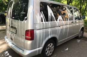 Polizei Bielefeld: POL-BI: VW-Multivan mit weißer Farbe beschädigt - Zeugen gesucht