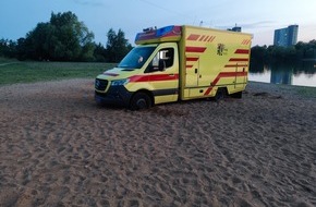 Feuerwehr Dresden: FW Dresden: Rettungseinsatz an der Kiesgrube Leuben - Rettungswagen fährt sich fest