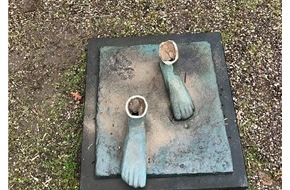 Polizei Mettmann: POL-ME: Fast drei Meter hohe Bronzefigur von Friedhof entwendet - 2601106