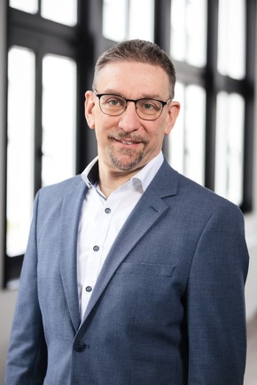 V4Smart baut mit MHP voll digitalisierte Batteriezellenfertigung auf