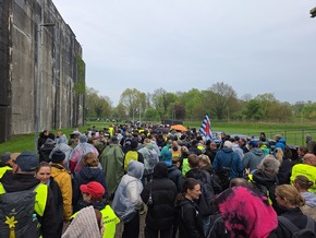 POL-CUX: Gedenkmarsch von Bremen-Farge nach Sandbostel: 3.000 Teilnehmende erinnern an &quot;Todesmarsch&quot; 1945 (Fotos im Anhang)