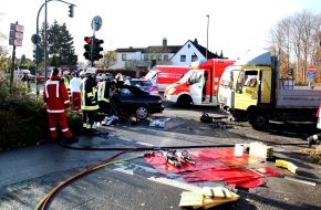 Feuerwehr Essen: FW-E: Verkehrsunfall Raadter Straße Ecke Estraße in Essen-Haarzopf, 45-jährige Fahrerin eines Saab Cabrios schwer verletzt