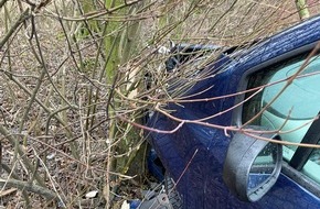 Freiwillige Feuerwehr Horn-Bad Meinberg: FW Horn-Bad Meinberg: Verkehrsunfall und Sturmtief "Zeynep" fordern Feuerwehr - Baum wird gegen Haus gedrückt