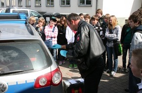 Polizeiinspektion Hameln-Pyrmont/Holzminden: POL-HM: Polizeiinspektion Hameln informiert 45 Kinder und Jugendliche am Zukunftstag 2010