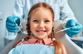 dNA - dental News Agency: Zungenreinigung: Ein unterschätzter Schlüssel zur Kariesprävention bei Kindern