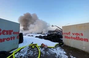 Feuerwehr Gelsenkirchen: FW-GE: Großbrand in Gelsenkirchen-Ückendorf. / Hunderte Autoreifen brennen seit dem frühen Morgen in der Straße "Am Dördelmannhof".