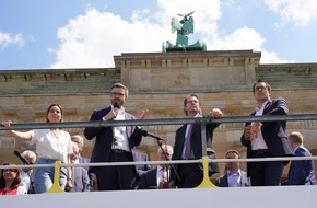 RDA Internationaler Bustouristik Verband: 1.000 Reisebusse demonstrieren in Berlin: Minister Scheuer sagt EUR 170 Mio. Soforthilfe zu