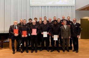 Feuerwehr Bremerhaven: FW Bremerhaven: Beförderungszeremonie der Freiwilligen Feuerwehren Bremerhavens