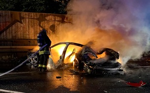 Feuerwehr Dortmund: FW-DO: PKW brennt nach Alleinunfall komplett aus